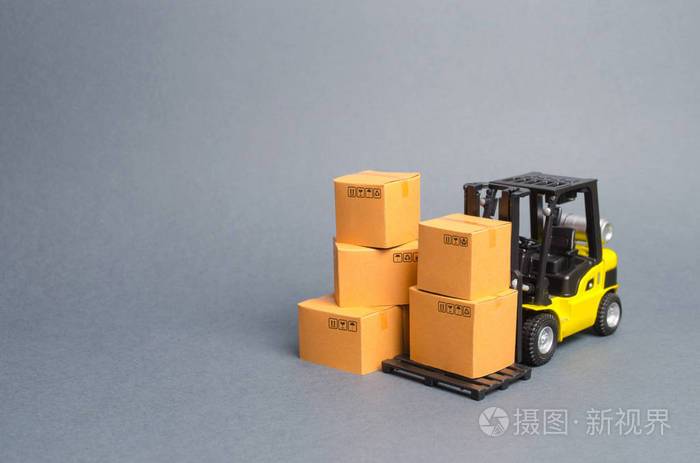 带纸板箱的黄色叉车仓库中货物的储存交付和运输服务货运交货进出口