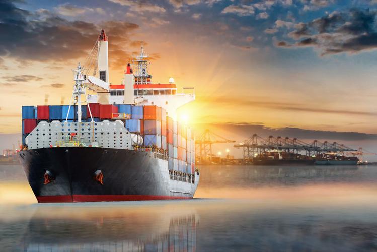 货柜船承载着集装箱进出口货物的概念-以船运低成本-物流服务和运输